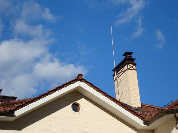 Стержневой молниеотвод на крыше дома
