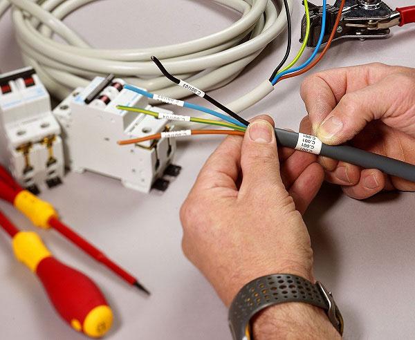 Специальные инструменты ускоряют процесс монтажа кабеля