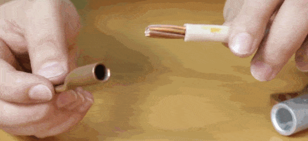 Гифка показывает, как надеть наконечник на кабель