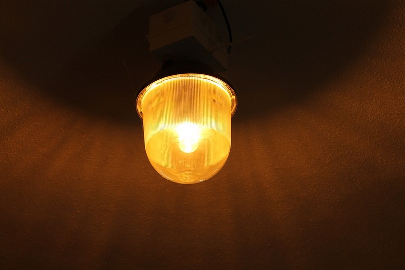 Энергосберегающая лампа на потолке