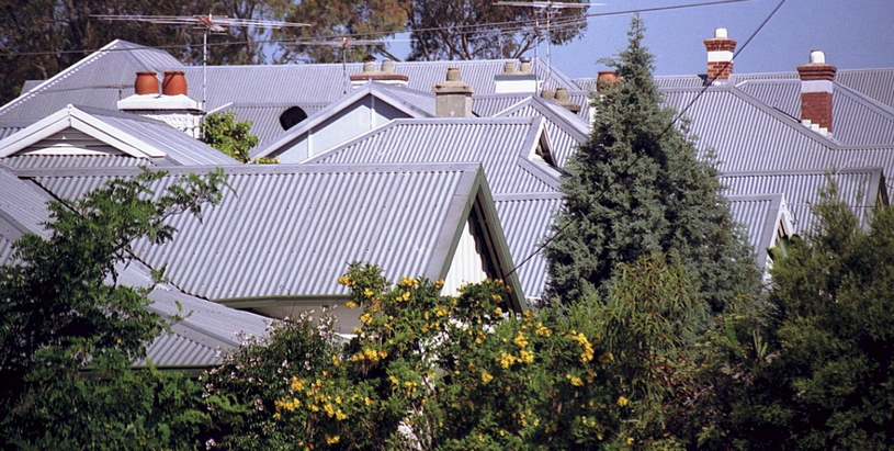 Крыши покрытые профнастилом