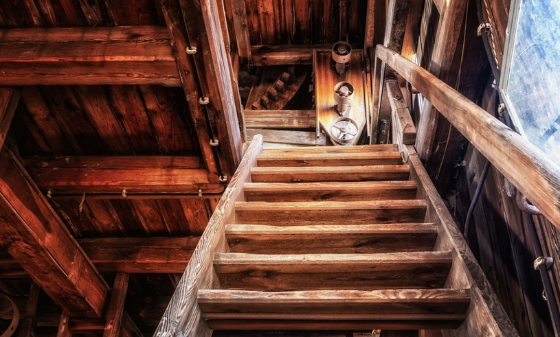 Лестница в деревянном доме