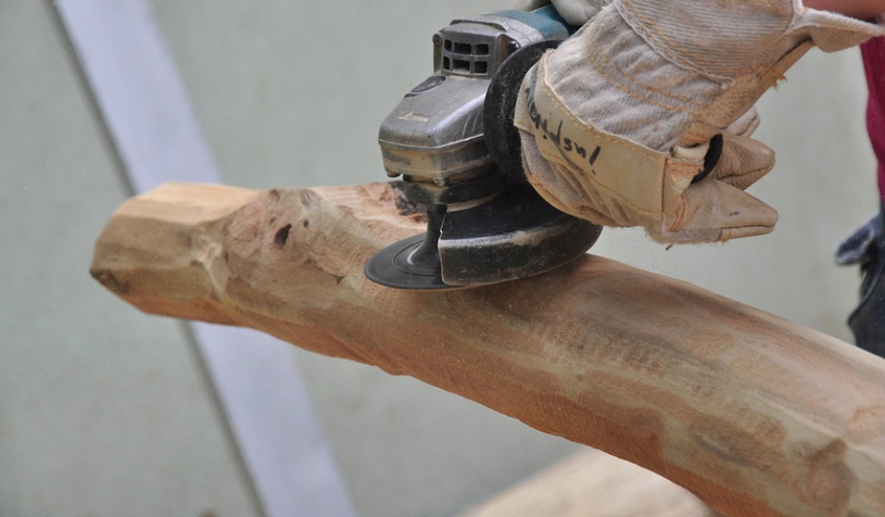 Процесс шлифовки древесины