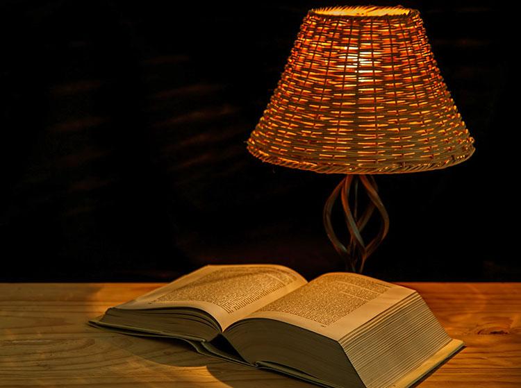 Книга, лампа, теплый свет